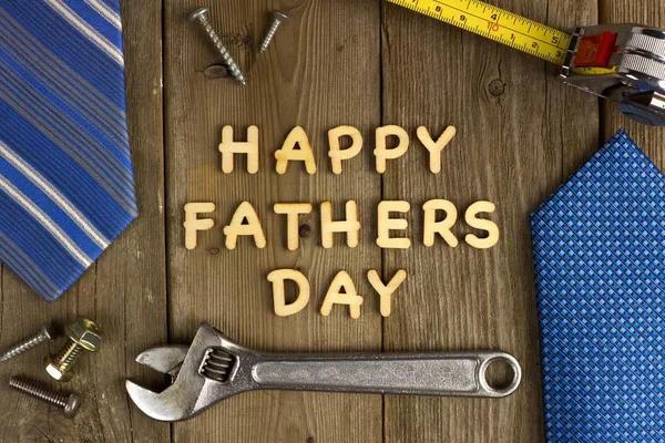 Happy Fathers Day lettere con strumenti e cravatte telaio su legno — Foto Stock