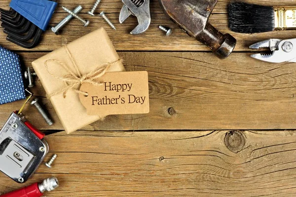 День батька подарункова коробка з міткою і кутовою рамкою інструментів і зв'язків на дереві — стокове фото