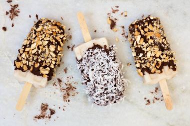 Hindistan cevizi ve beyaz mermer karşı fındık ile çikolata daldırma galvaniz popsicles