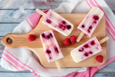 Ahududu vanilla Ice bir raket Pano rustik ahşap karşı açılan
