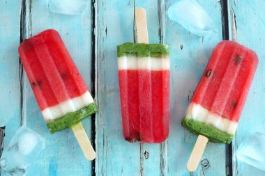 Rustik bir mavi ahşap arka plan karpuz popsicles