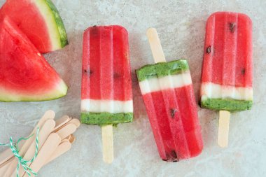 Beyaz mermer kavun dilimleri ile karpuz popsicles