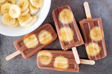 Rustik gri arka plan üzerine çikolata muz popsicles