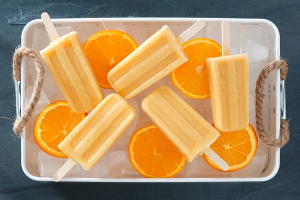 Апельсиновый йогурт с фруктовым мороженым в подносе со льдом — стоковое фото