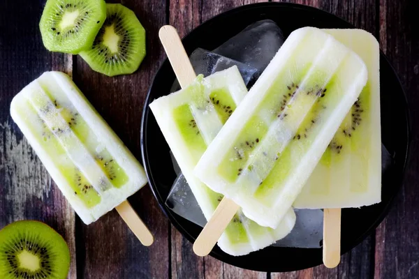 Tigela de gelados de iogurte de baunilha kiwi sobre madeira escura — Fotografia de Stock