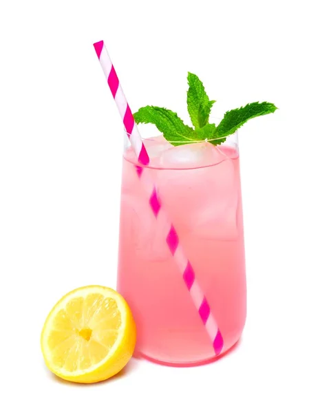 Bicchiere di limonata rosa con menta e paglia isolate su bianco — Foto Stock