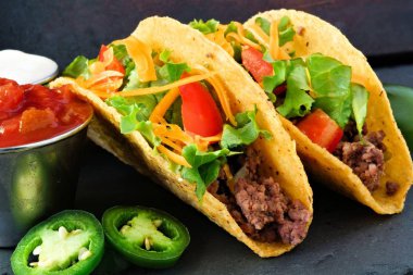 Kıyma, marul, domates ve peynir ile sert kabuklu tacos yakın çekim