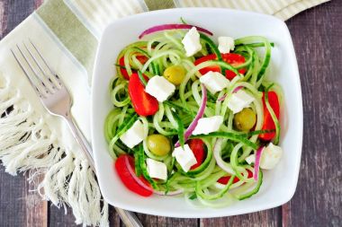 Yunan salatası yukarıda olay yerinde ahşap salatalık noodles ile