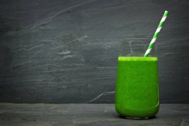 Yeşil lahana güler yüzlü bir cam ile saman arduvaz arka plan üzerinde