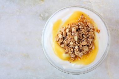 Granola, beyaz mermer üzerinde havai görünümü Yoğurtlu limon