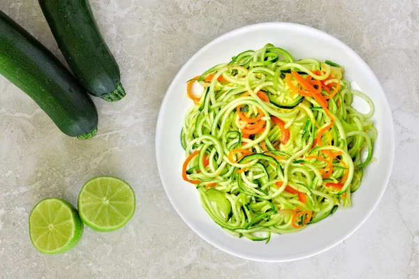 Healthy zucchini noodle dish on white marble background — Stock Photo, Image