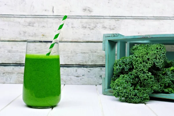 Grünkohl-Smoothie mit Kiste Grünkohl gegen rustikales weißes Holz — Stockfoto