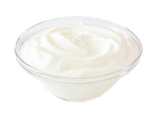 Iogurte grego em uma tigela transparente isolada em branco — Fotografia de Stock