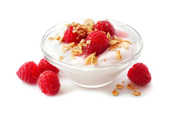 Ciotola chiara di yogurt al lampone con muesli e bacche su bianco — Foto Stock