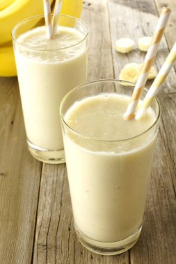 Ahşap masa üzerinde gözlük sağlıklı muz smoothies