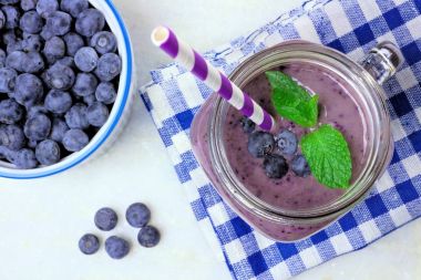 Mermer üzerinde aşağıya doğru görünümü bir mason kavanoza Blueberry smoothie