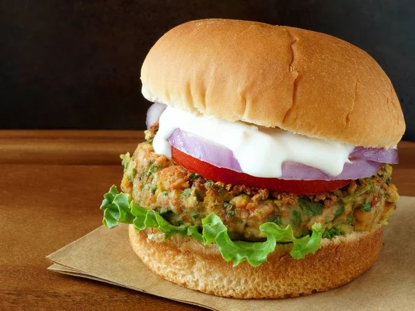 Sıcak falafel burger marul, domates, kırmızı soğan ve tzatziki sos ile