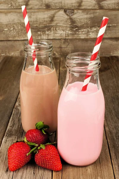 Latte Fragole Cioccolato Bottiglie Tradizionali Con Cannucce Fondo Legno Antico — Foto Stock