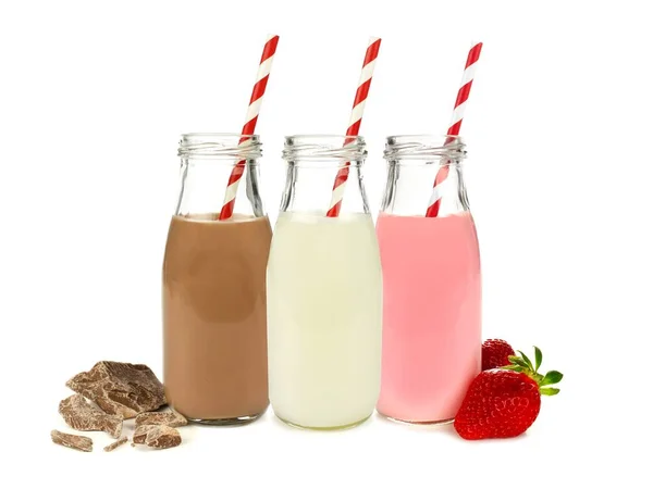 Различные Вкусы Молока Бутылках Шоколадом Клубникой Изолированы Белом — стоковое фото