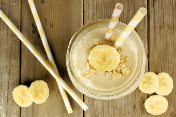 Batido Desayuno Avena Plátano Tarro Albañil Con Pajitas Mesa Madera — Foto de Stock