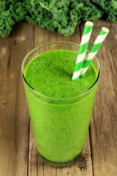 Kale Zelené Smoothie Sklenici Brčka Rustikální Dřevo Pozadí — Stock fotografie