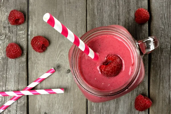 Roze Frambozen Smoothie Een Glazen Pot Met Stro Overhead Uitzicht — Stockfoto