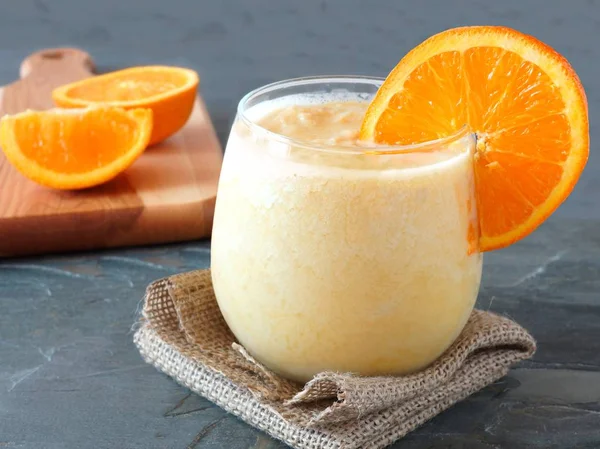 Gezonde Oranje Fruit Smoothie Een Stemless Glas Rustend Jute Doek — Stockfoto