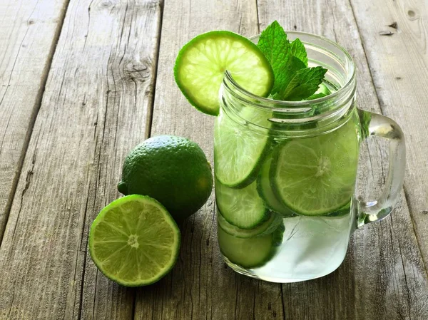 Agua de desintoxicación con cal y pepinos —  Fotos de Stock