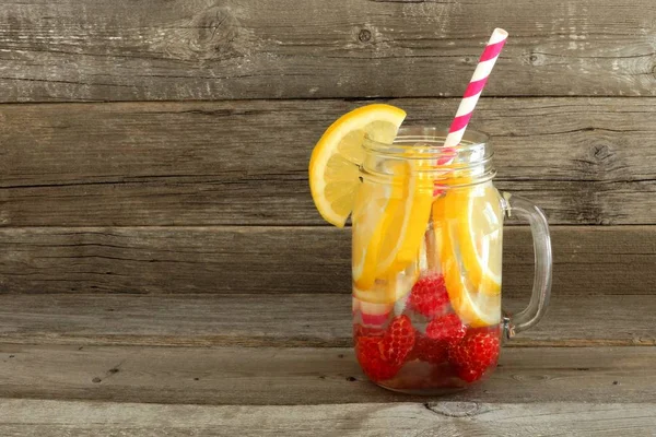Detox water with lemon and raspberries — Stock Photo, Image
