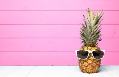 Hipster ananas pembe ahşap karşı güneş gözlüklü