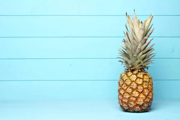 Ananas sur fond de bois bleu pastel — Photo