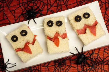 Eğlenceli Halloween canavar sandviç