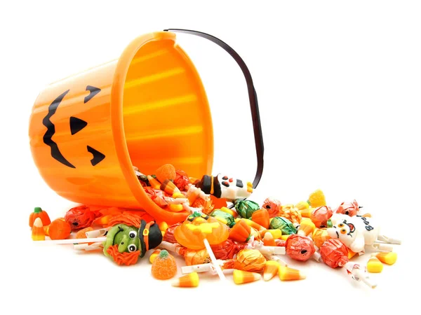 Halloween Jack o Laterne Eimer mit verschütteten Bonbons — Stockfoto