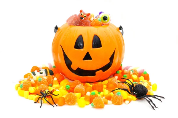 Halloween Jack o Cubo de linterna con montón de dulces sobre blanco — Foto de Stock