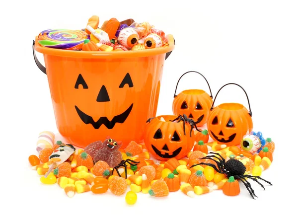 Halloween Jack o Lantern pails with pile of candy — Stock Photo, Image