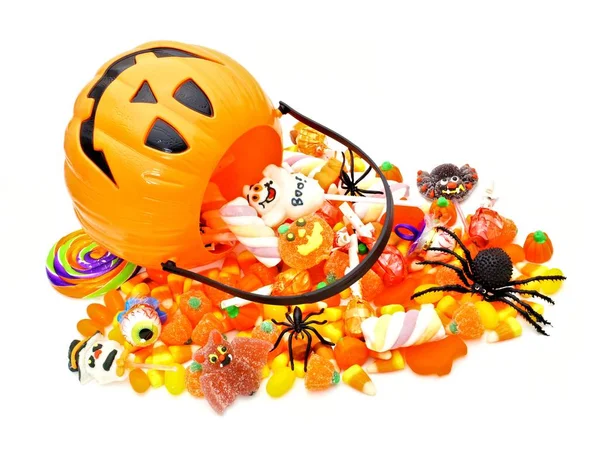 Halloween Jack o Laterne Eimer mit verschütteten Bonbons — Stockfoto