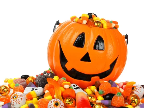 Halloween Jack o Lantern pail overflowing with candy — Stock Photo, Image