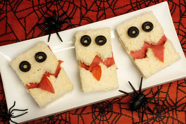 Eğlenceli Halloween canavar sandviç
