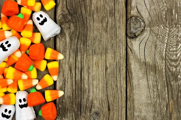 Halloween candy oldalsó szegély ellen rusztikus fa — Stock Fotó