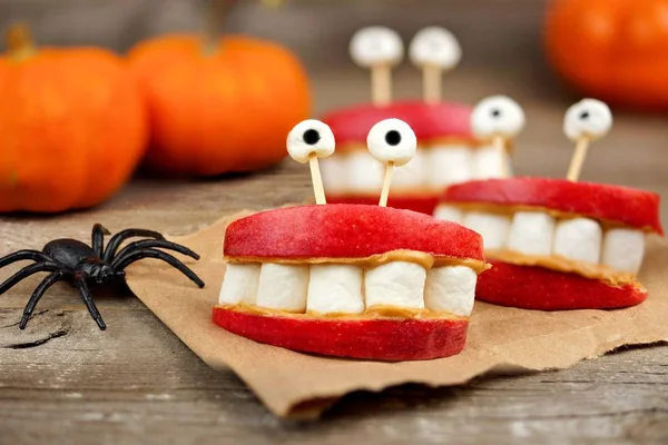 Healthy Halloween apple, marshmallow, peanut butter monster teeth — Stock Photo, Image