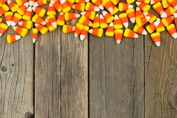 Halloween candy corn top border against wood — Stock Photo, Image