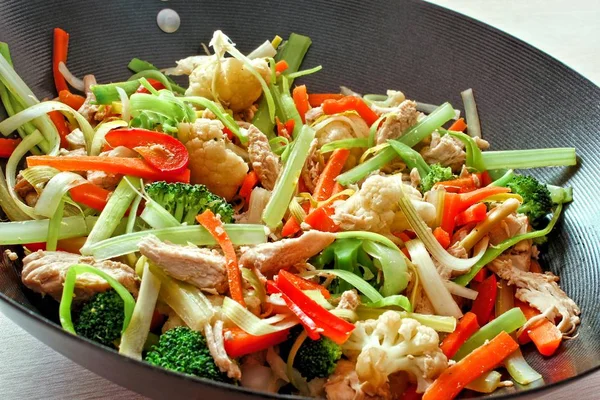 Stir fry with vegetables and chicken in a wok — Stock Photo, Image