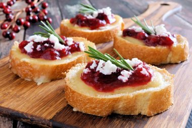 Tatil crostini meze ahşap bir sunucu üzerinde