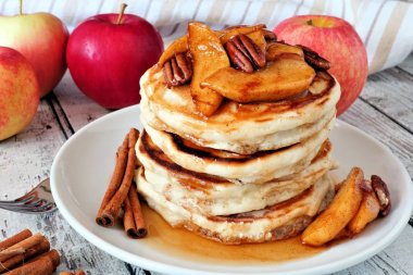 Krep yığını ile pişmiş elma, pecans, tarçın, akçaağaç şurubu