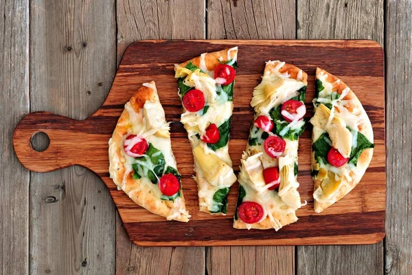 Pane piatto con mozzarella, pomodori, spinaci e carciofi — Foto Stock