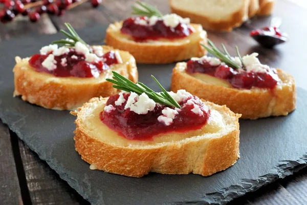 Tatil crostini meze kayrak bir sunucu üzerinde