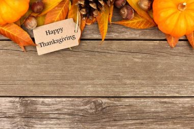 Mutlu Şükran günü etiketi ile rustik ahşap sonbahar üst kenarlık