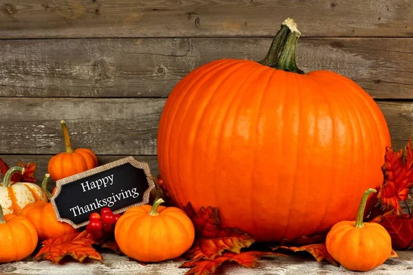 Pumpkins with Happy Thanksgiving chalkboard tag — Stock Photo, Image