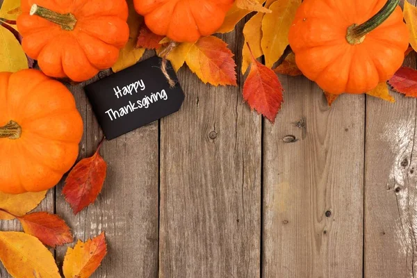 Happy Thanksgiving chalkboard tag with autumn corner border over wood — Stock Photo, Image