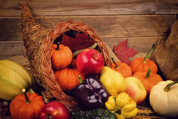 Thanksgiving cornucopia sluiten tegen hout — Stockfoto